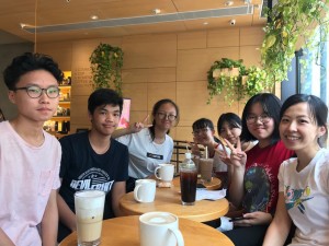 6_Ms Chen and students at a cafe