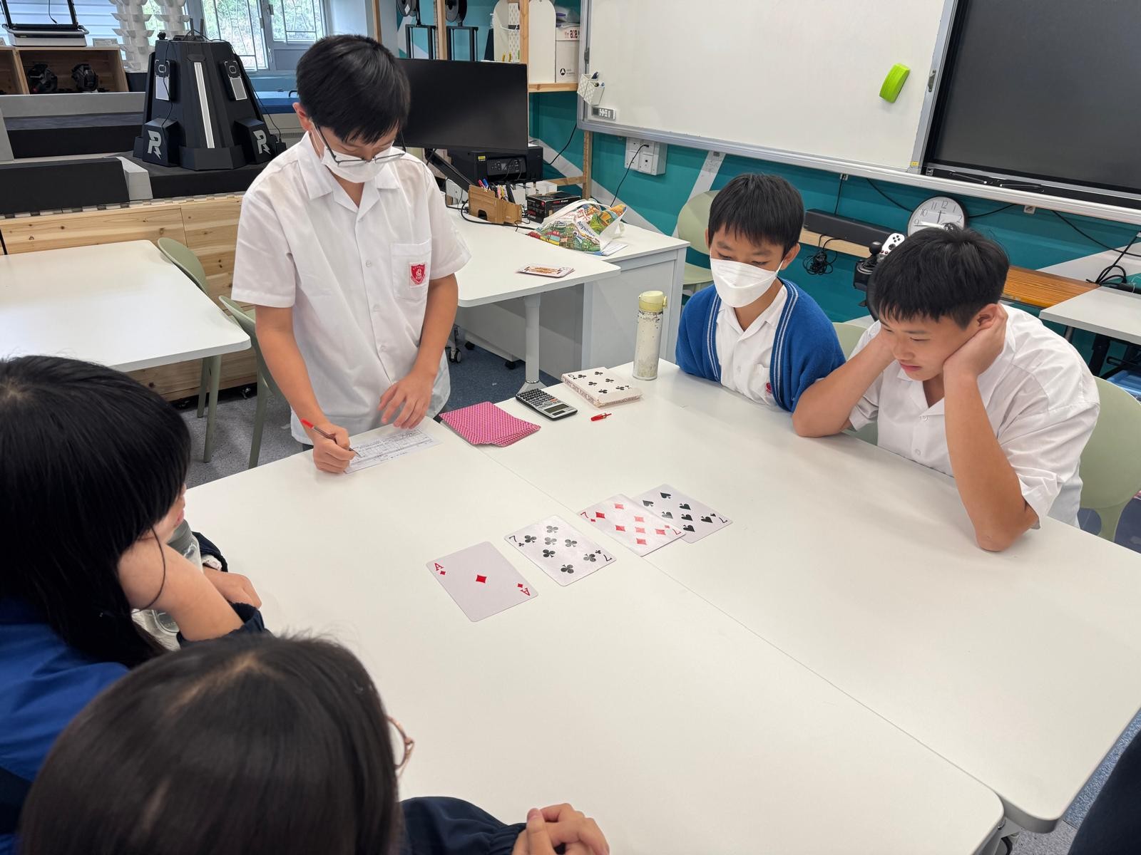 一張含有 服裝, 人員, 學習, 室內 的圖片AI 產生的內容可能不正確。