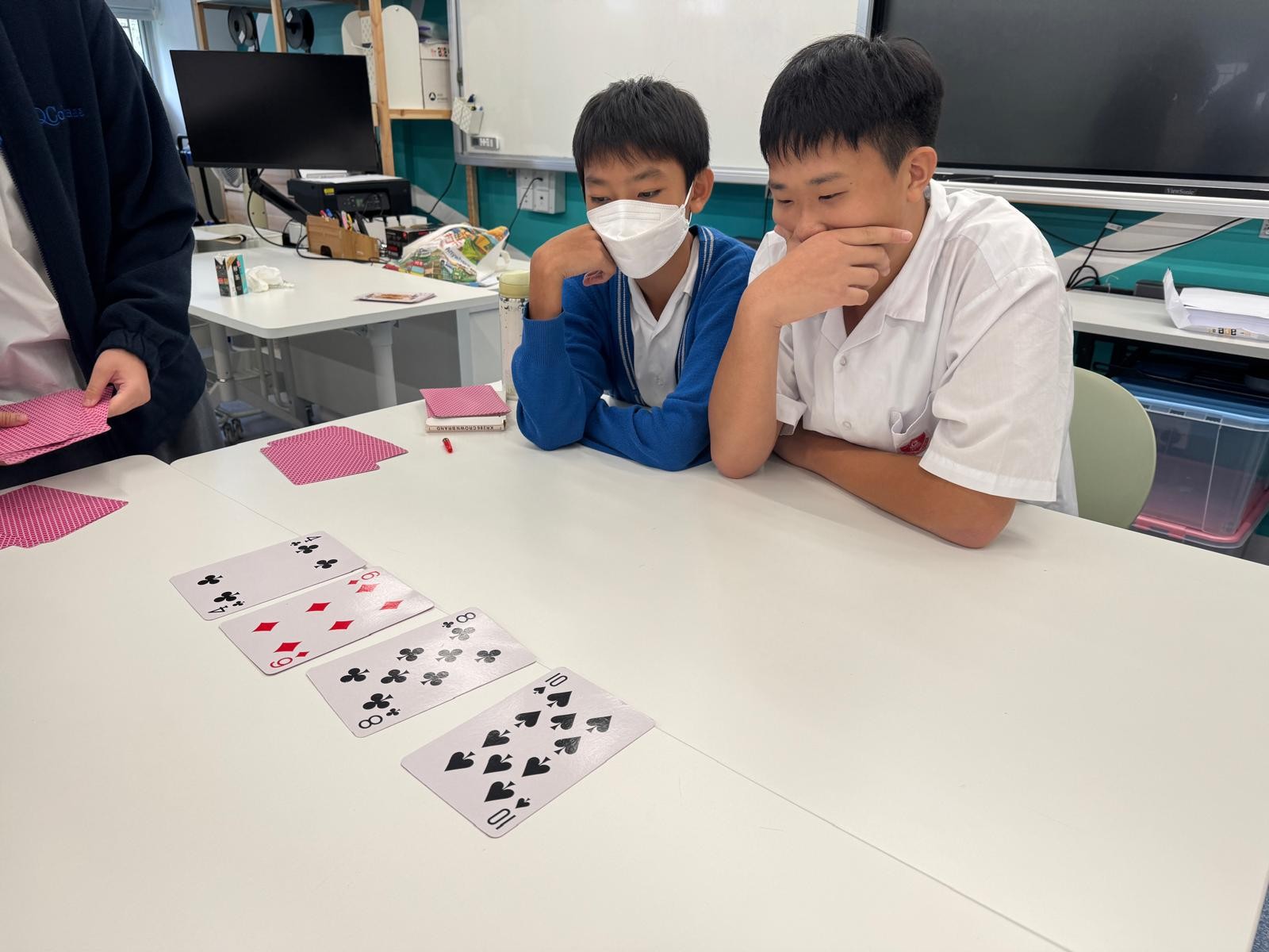 一張含有 人員, 服裝, 室內, 文字 的圖片AI 產生的內容可能不正確。